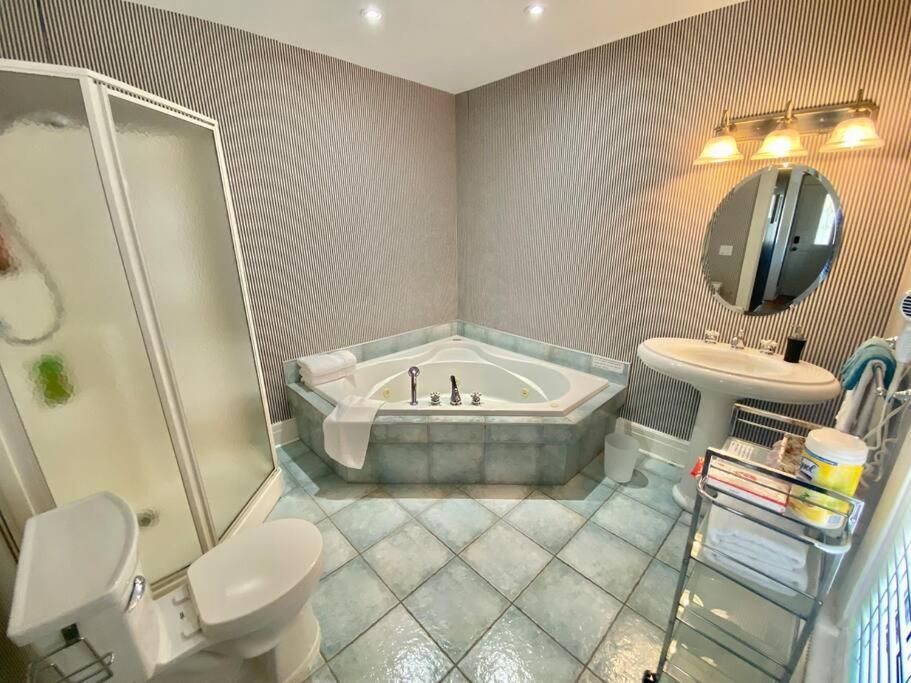 Adorable 2-Bedroom Unit With Jacuzzi Beside Falls Niagara Falls Exteriör bild