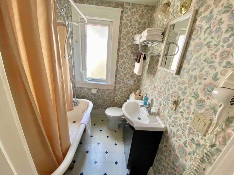 Adorable 2-Bedroom Unit With Jacuzzi Beside Falls Niagara Falls Exteriör bild