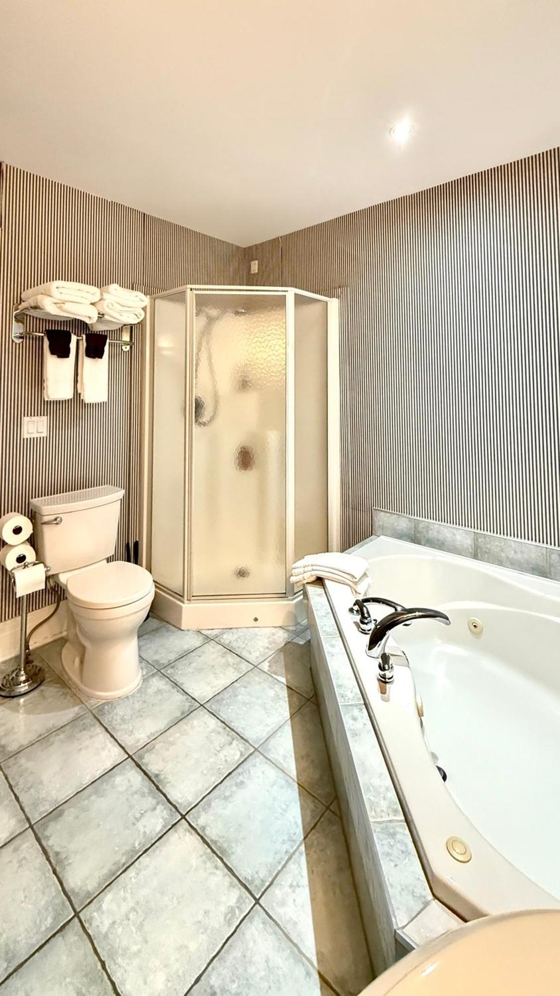 Adorable 2-Bedroom Unit With Jacuzzi Beside Falls Niagara Falls Exteriör bild