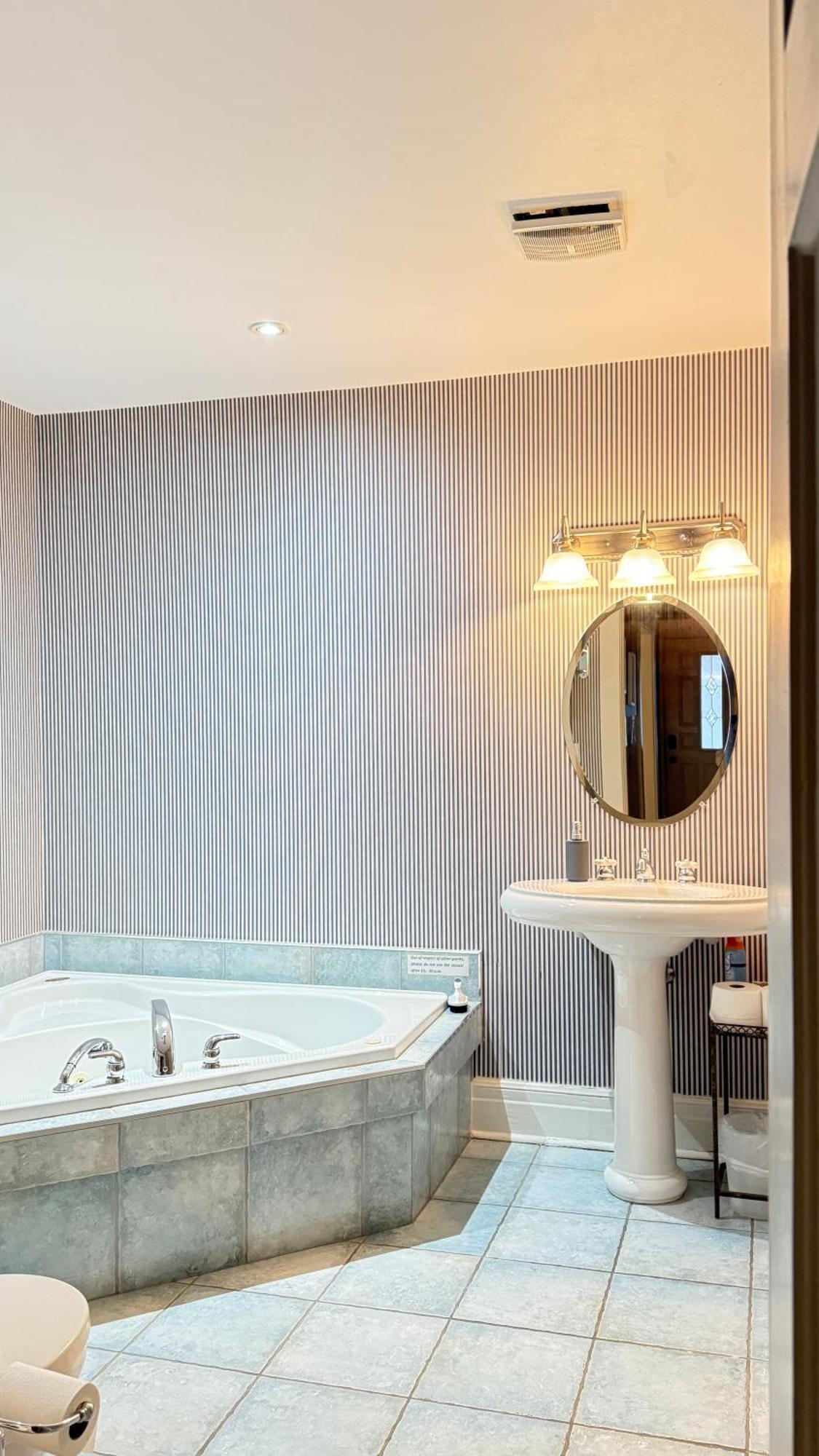 Adorable 2-Bedroom Unit With Jacuzzi Beside Falls Niagara Falls Exteriör bild